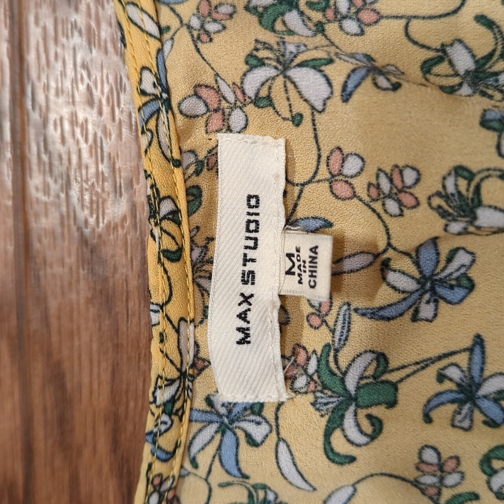 Max studio yellow flower top - Picture 2 of 4